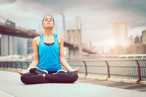 Yoga exercise outdoors — Stock Photo, Image