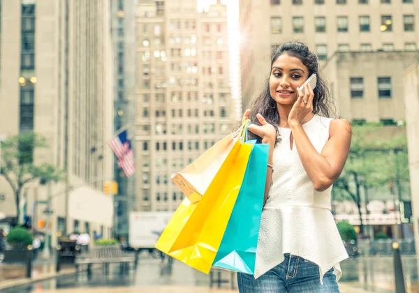 Shopping femminile a New York — Foto Stock