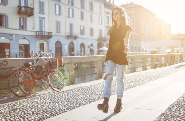 genç kız şehirde yürüyüş