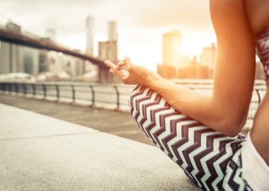 Yoga konum yapma yolunda kadın