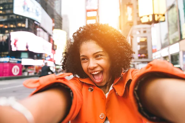 Afro americano mulher tomando selfie — Fotografia de Stock