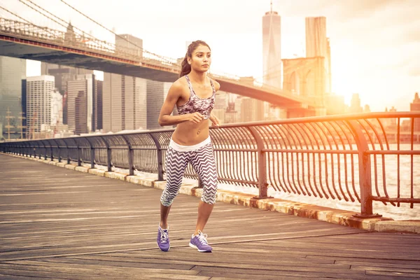 Hermosa asiático mujer corriendo — Foto de Stock