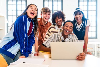 Çok ırklı bir grup genç öğrenci kütüphanede buluşuyor. Çeşitli genç öğrenciler gülümsüyor ve gülüyor. Modern bir kütüphanede dizüstü bilgisayara bakarken birlikte vakit geçiriyorlar.