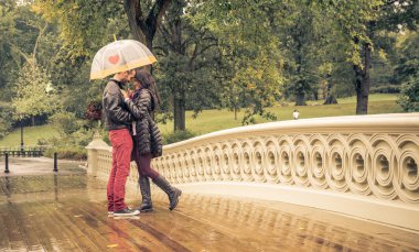 central Park'ta bir yağmurlu günde Çift