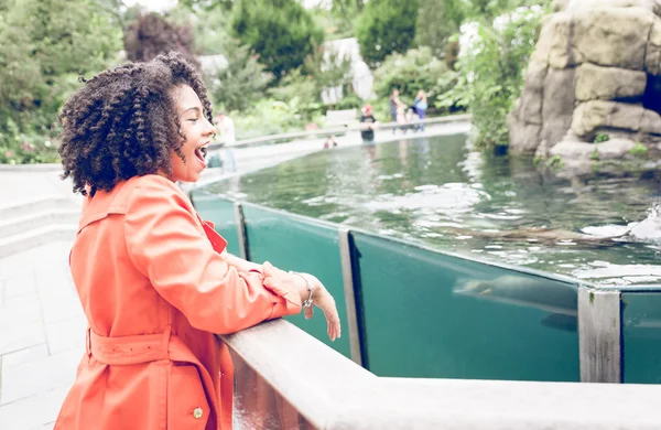 Jonge vrouw in de dierentuin — Stockfoto