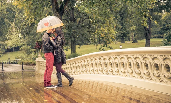 Coppia in una giornata piovosa a Central Park — Foto Stock