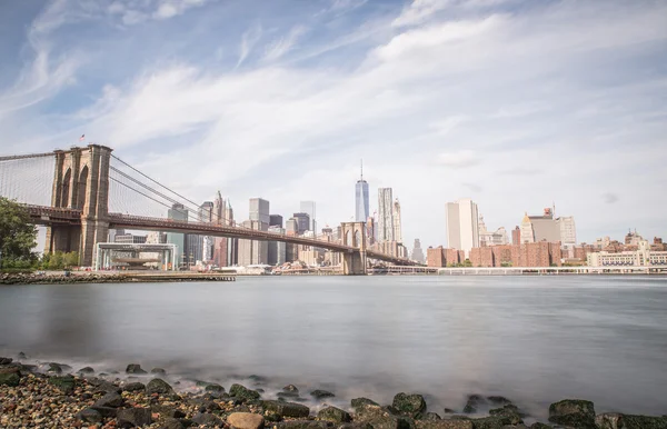 New York City Skyline en Brooklyn Bridge. — Stockfoto