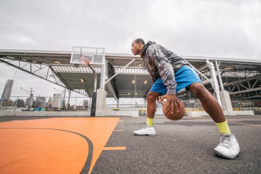 Basketbol oynayan adam