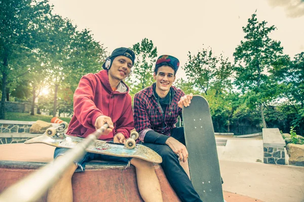 Друзья в скейтпарке — стоковое фото