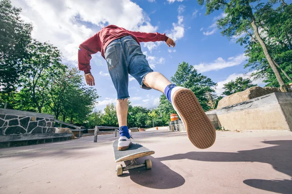 Skateboarder montando sua placa — Fotografia de Stock