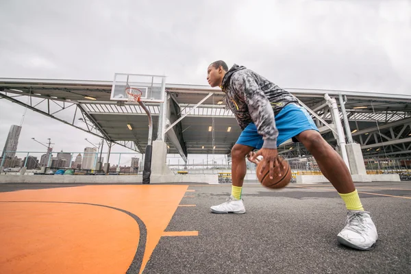 Mann spielt Basketball — Stockfoto