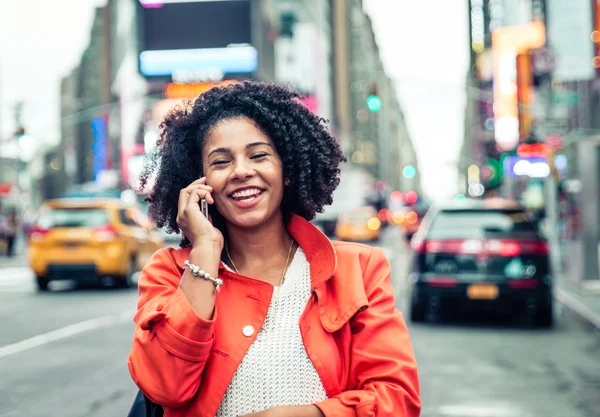 Американська жінка зробити телефонний дзвінок — стокове фото