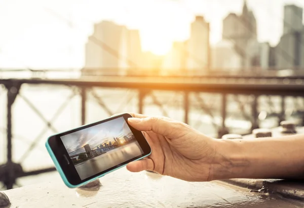 Frau beobachtet Foto — Stockfoto