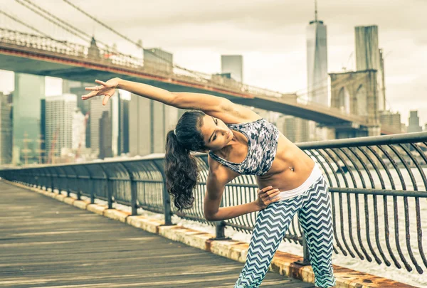 Vacker flicka att göra stretching — Stockfoto