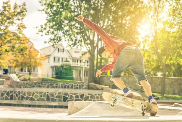 Young skateboarder practicing in the skate park — Stock Photo, Image