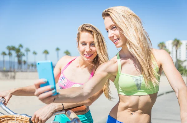 Tvillingsystrar tar selfie — Stockfoto