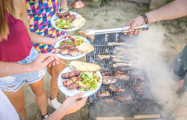 Barbecue con gli amici — Foto Stock