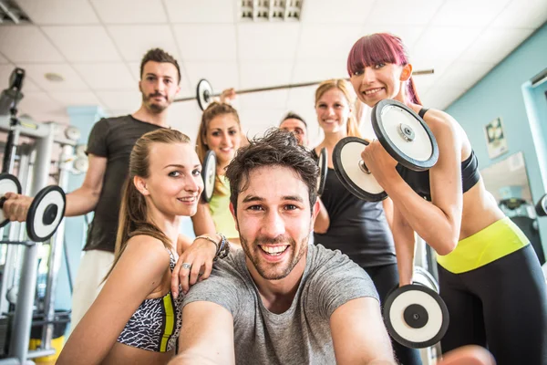 Freunde im Fitnessstudio — Stockfoto