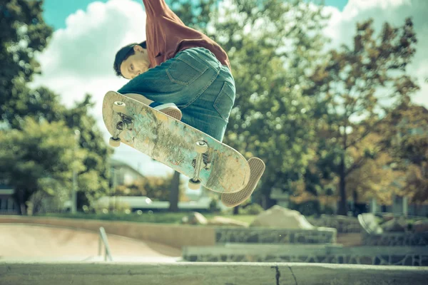 Unga skateboardåkare öva i skateboardpark — Stockfoto