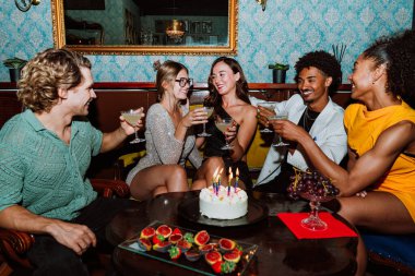 Çeşitli arkadaşlar canlı bir parti için toplanıyor, birlikte oturup kokteyl kadehlerini kaldırırken, dostluğu ve canlı bir atmosferde bağlantıyı kutluyorlar.