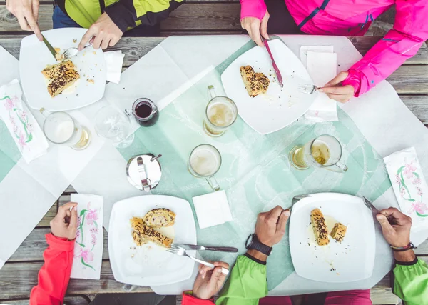 Skupina přátel v restauraci — Stock fotografie