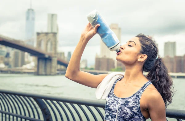 Durstiger Sportler trinkt nach langem Lauf — Stockfoto