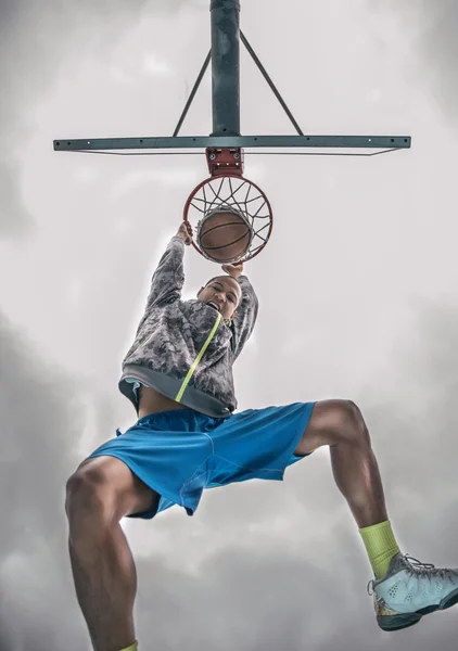 Basketballspieler macht einen Slam-Dunk — Stockfoto