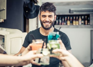 Barmen kokteyller tost ile gülümseyen