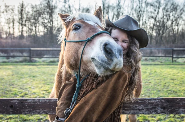 Drôle de portrait d'une fille avec un cheval — Photo