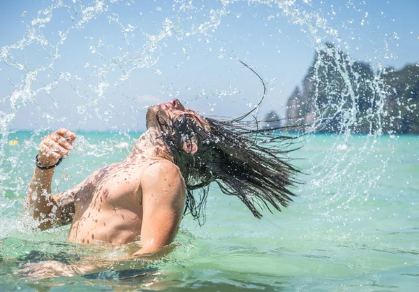 Belo homem salpicando água — Fotografia de Stock