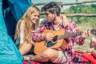 Bir kamp gitar çalabilecek