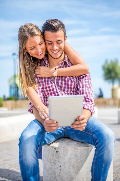 Couple utilisant la tablette à l'extérieur — Photo