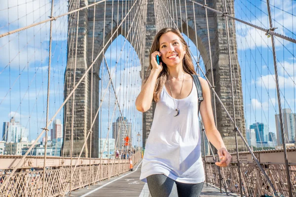 Mujer hablando por teléfono — Foto de Stock