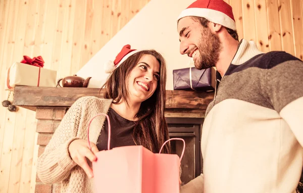 Casal jovem partilha presentes de Natal — Fotografia de Stock