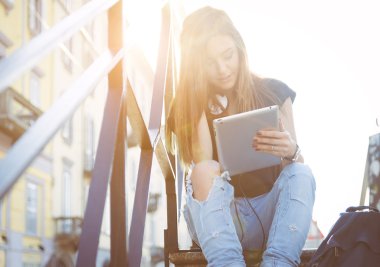 Genç kız tablet Milano izlerken