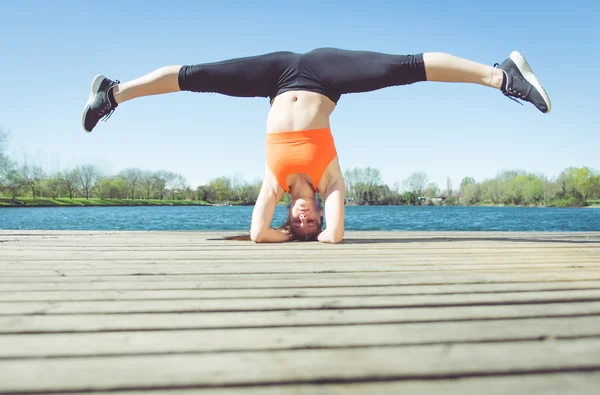 Yoga yapan genç kadın. — Stok fotoğraf