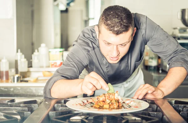 Junger Koch bereitet ein schmackhaftes Essen zu — Stockfoto