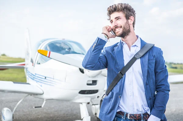 Homem de negócios com sua planície privada — Fotografia de Stock