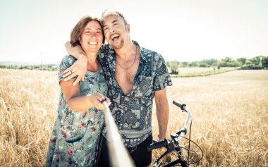 Üst düzey çift alarak selfie sopa ile