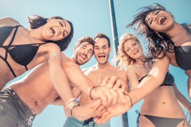 Arkadaşlar eğlenmeye yatta karışık grup