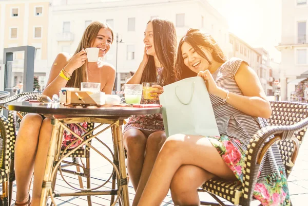 Tres chicas sentadas en un bar y celebrando su cumpleaños — Foto de Stock