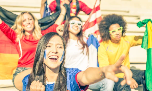Fanáticos de diferentes equipos de fútbol celebrando y apoyando a sus equipos —  Fotos de Stock