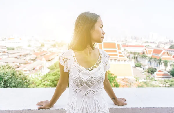 Thailändisches Mädchen mit weißem Kleid auf einem Tempelbalkon — Stockfoto