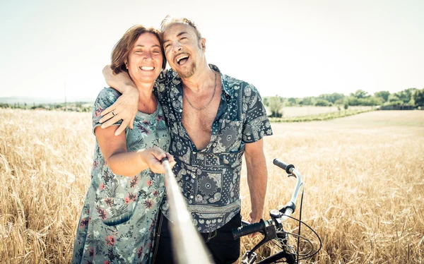 Senior paar nemen selfie met stok — Stockfoto