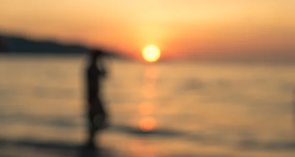 ビーチで夕日のイメージがぼやけ — ストック写真