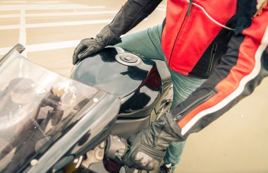 Motorcu onun motosiklet üzerinde gider