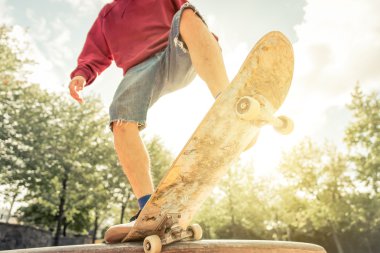 Bir patenci ve onun kaykay üzerinde kapat