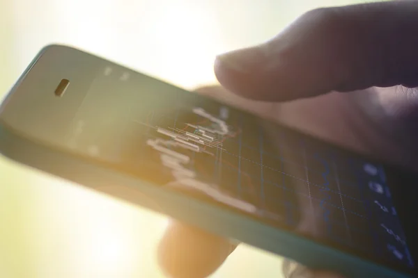 Hacer comercio en línea en el teléfono inteligente — Foto de Stock