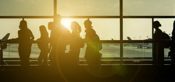 Silhouettes at the airport — Stock Photo, Image