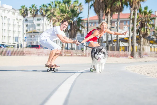 Heureux couple et leur chien husky faire du sport — Photo
